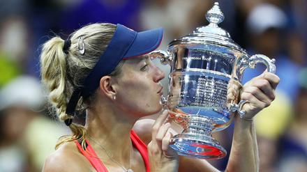 Sieg: Angelique Kerber mit dem Pokal der US Open
