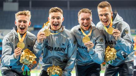 Johannes Floores; Felix Streng; David Behre und Markus Rehm freuen sich über plötzliches Gold.