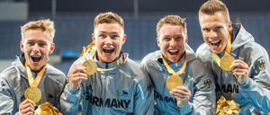 Johannes Floores; Felix Streng; David Behre und Markus Rehm freuen sich über plötzliches Gold.