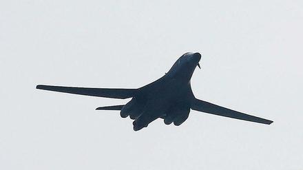 Ein US B-1B Bomber über Südkorea. 