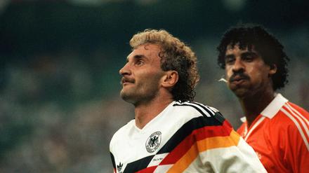 Spucken ist vielerorts verboten, nicht nur auf dem Fußballplatz. Aber das interessiert etliche Leute genauso wenig wie Frank Rijkaard damals im Jahr 1990.
