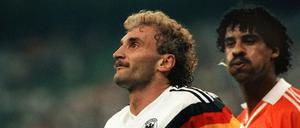 Spucken ist vielerorts verboten, nicht nur auf dem Fußballplatz. Aber das interessiert etliche Leute genauso wenig wie Frank Rijkaard damals im Jahr 1990.