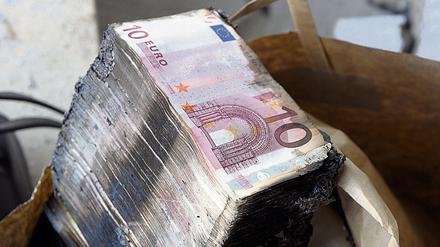 Die Überreste von Zehn-Euro-Scheinen in dem durch eine Explosion zerstörten Vorraum einer Bankfiliale. 