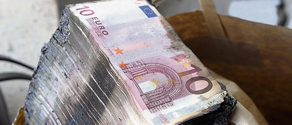 Die Überreste von Zehn-Euro-Scheinen in dem durch eine Explosion zerstörten Vorraum einer Bankfiliale. 