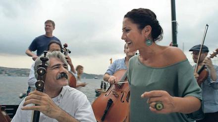 Der iranische Kamantschen-Virtuose Kayan Kalhor vom Silk Road Ensemble mit der türkischen Sängerin Aynur Dogan.