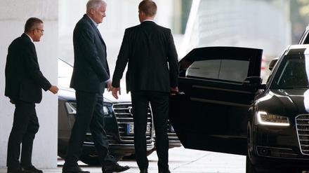 Zurück nach München. Der CSU-Vorsitzende Horst Seehofer (Mitte) verlässt am Sonntag das Kanzleramt in Berlin nach einem Spitzentreffen der Parteichefs von CDU, CSU und SPD. 