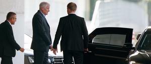 Zurück nach München. Der CSU-Vorsitzende Horst Seehofer (Mitte) verlässt am Sonntag das Kanzleramt in Berlin nach einem Spitzentreffen der Parteichefs von CDU, CSU und SPD. 