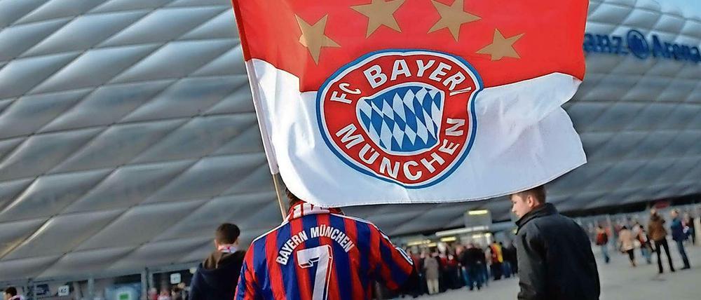 Stern des Südens: Anhänger des FC Bayern vor der Allianz Arena in München.