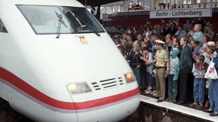Das weiße Wunder: Der Bahnsteig ist völlig überfüllt.