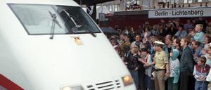 Das weiße Wunder: Der Bahnsteig ist völlig überfüllt.