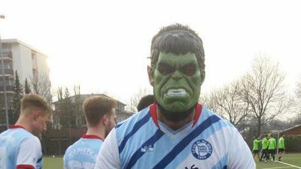 Rani Al-Kassem bejubelt ein Tor gegen den BSC Rehberge mit einer Hulk-Maske.