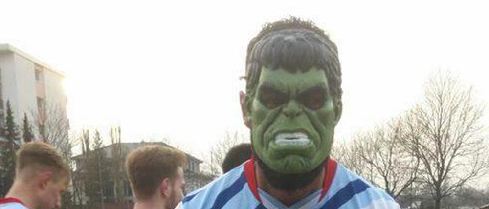 Rani Al-Kassem bejubelt ein Tor gegen den BSC Rehberge mit einer Hulk-Maske.