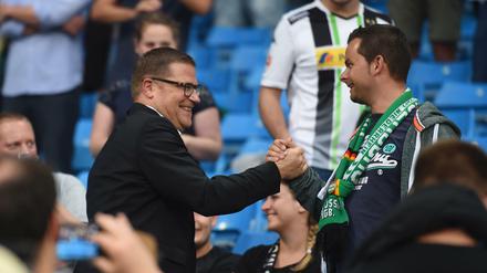 Ob er wohl Schwielen an den Fingern hat? Max Eberl schüttelt fleißig Hände?