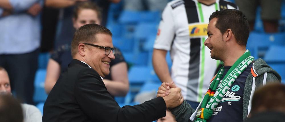 Ob er wohl Schwielen an den Fingern hat? Max Eberl schüttelt fleißig Hände?