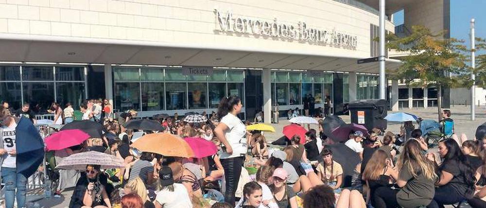 Mädchenmenge. Stundenlang in der Hitze vor der Mercedes-Benz-Arena ausharren? Kein Problem für die Fans des Sängers Justin Bieber.