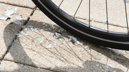 Scherben bringen Glück? Von wegen. Für Radfahrer sind sie ärgerlich.