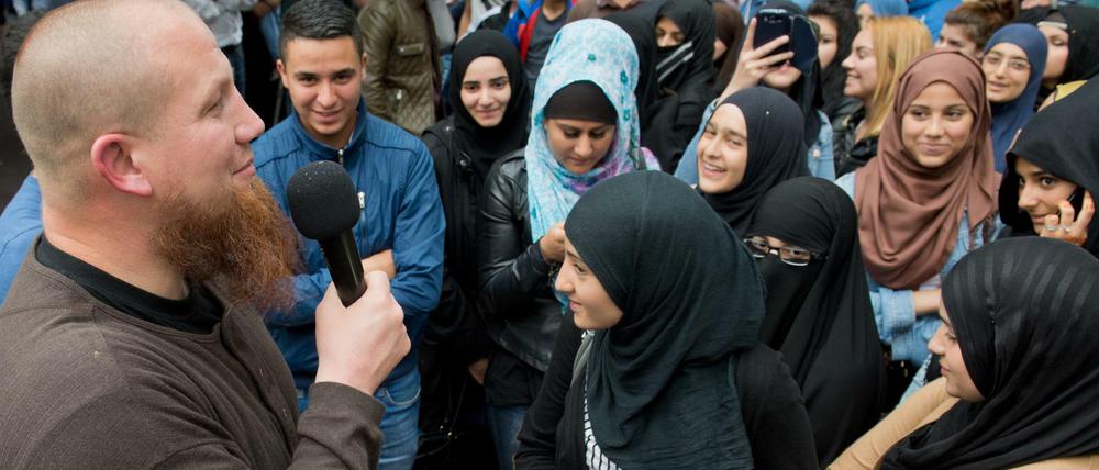 Der radikale Salafistenprediger Pierre Vogel (l) spricht bei einer Kundgebung in Offenbach am Main. (Archivbild)