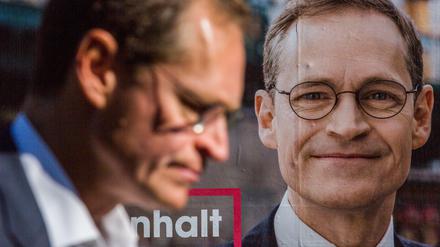 Zuversichtlich oder ums Wahlergebnis besorgt? Berlins Regierender Bürgermeister Michael Müller vor und auf einem Wahlplakat.