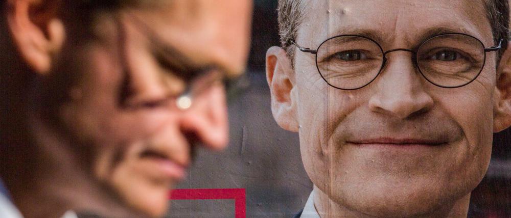 Zuversichtlich oder ums Wahlergebnis besorgt? Berlins Regierender Bürgermeister Michael Müller vor und auf einem Wahlplakat.