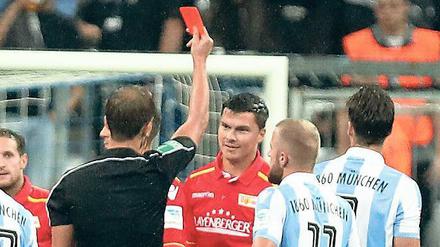 Der Irrtum von München. Fabian Schönheim (Mitte) flog fälschlicherweise mit Gelb-Rot vom Platz. 