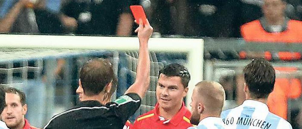 Der Irrtum von München. Fabian Schönheim (Mitte) flog fälschlicherweise mit Gelb-Rot vom Platz. 