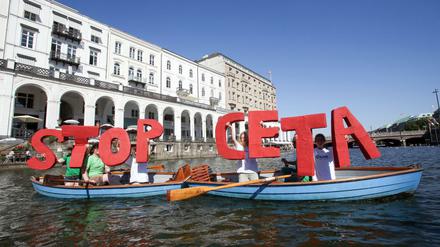 Demonstration gegen Ceta auf der Hamburger Binnenalster.