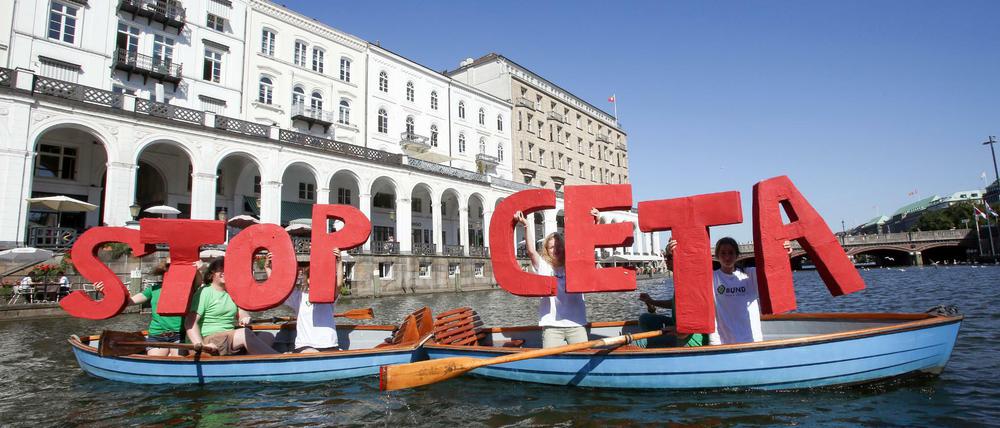 Demonstration gegen Ceta auf der Hamburger Binnenalster.