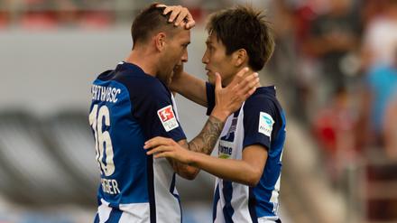 Genki Haraguchi (rechts), Herthas japanische Offensivbegabung, mit Sturmpartner Julian Schieber.