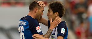 Genki Haraguchi (rechts), Herthas japanische Offensivbegabung, mit Sturmpartner Julian Schieber.