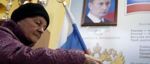 Ein Wahllokal in einer Schule in Moskau, im Hintergrund ein Bild von Russlands Präsident Wladimir Putin. 