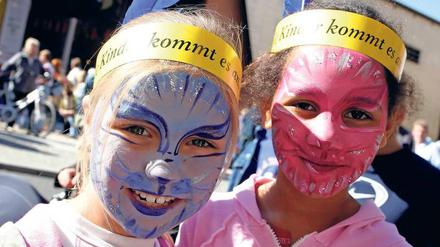 Bunte Party. Beim Weltkindertag darf dick aufgetragen werden. 