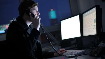 Am Abend sitzt fast jeder vierte Angestellte ständig oder regelmäßig noch im Büro. Knapp jeder Zehnte arbeitet sogar in der Nacht.