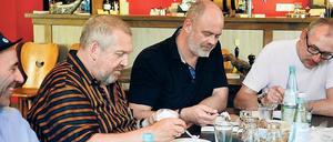 In ihrem Element. Der bekennende Fleischsalat-Fan, Schauspieler Dietmar Bär, der gerade erst zum Berliner Meisterkoch gekürte Markus Semmler sowie Gastgeber und Küchenchef Andreas Lochner beim Test (v. l.). 