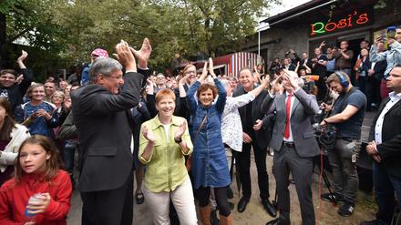 Anhänger der Linkspartei jubeln am 18.09.2016 bei der Abgeordnetenhauswahl in Berlin nach Bekanntgabe der ersten Ergebnisse. 