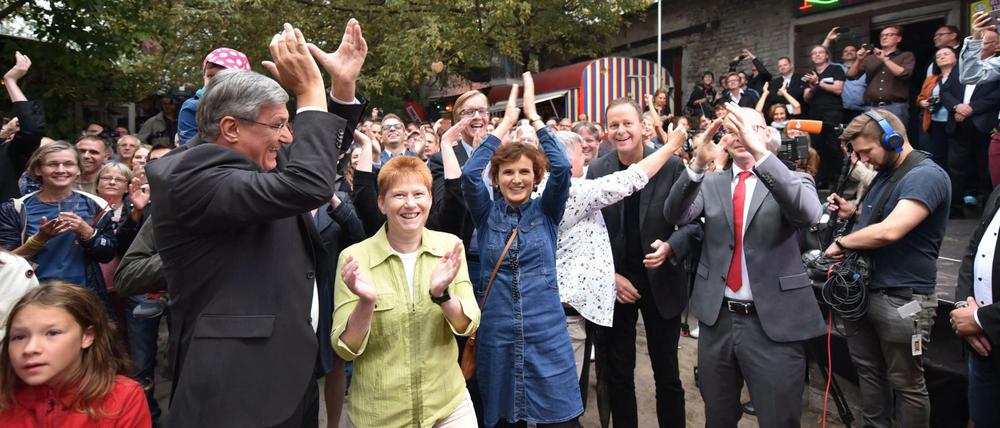 Anhänger der Linkspartei jubeln am 18.09.2016 bei der Abgeordnetenhauswahl in Berlin nach Bekanntgabe der ersten Ergebnisse.