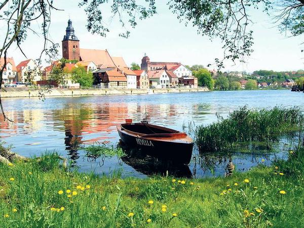 Idyll mit Wucht: Blick auf Havelberg, im Hintergrund schaut der Dom heraus.