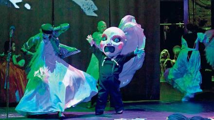 Masken, Macken, Mutationen. Achim Freyers „Abschlussball“ am Berliner Ensemble.
