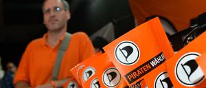 Bunter Trost. Die Flaggen sind noch alle aufgereiht bei der Wahlparty der Piraten im Friedrichshainer Urban Spree