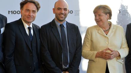 Roberto Saviano (Mitte) mit Giovanni di Lorenzo und Angela Merkel bei der M100 Konferenz in Potsdam.
