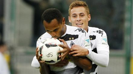 Der Mönchengladbacher Thorgan Hazard (r) jubelt mit dem Torschützen zum 3:0 Raffael. 