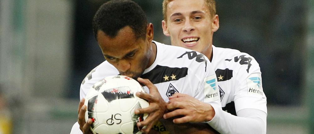 Der Mönchengladbacher Thorgan Hazard (r) jubelt mit dem Torschützen zum 3:0 Raffael.