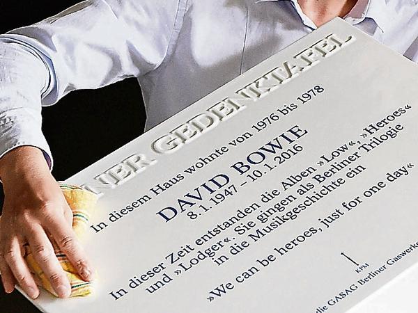 Die Berliner Gedenktafel für David Bowie kurz nach der Fertigstellung.