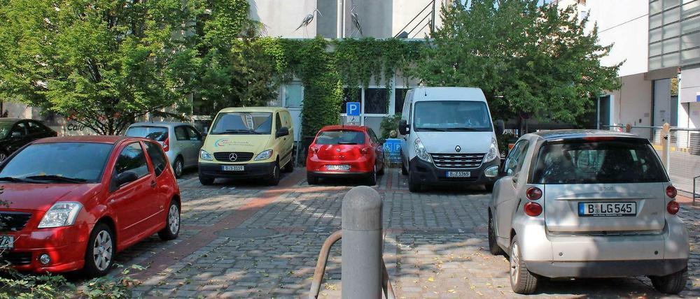 Autos auf einem Parkplatz in Berlin