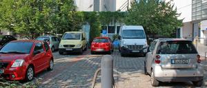 Autos auf einem Parkplatz in Berlin