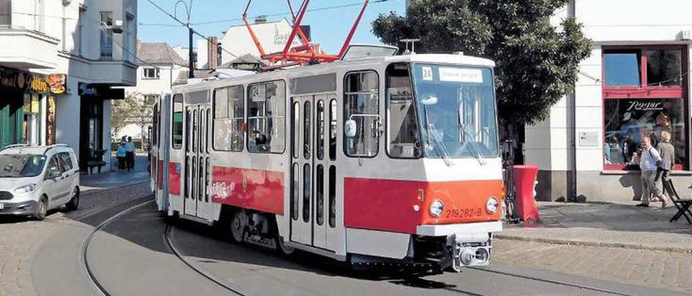 Wer findet die Fehler? Kenner wissen: Tatras fuhren in den 1980er Jahren noch nicht regulär durch Köpenick, und die Linie 24 gehört auch nicht hierher. 