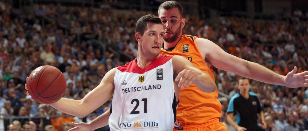 Der Deutsche Paul Zipser im Hinspiel gegen Nicolas de Jong (r.) aus den Niederlanden.