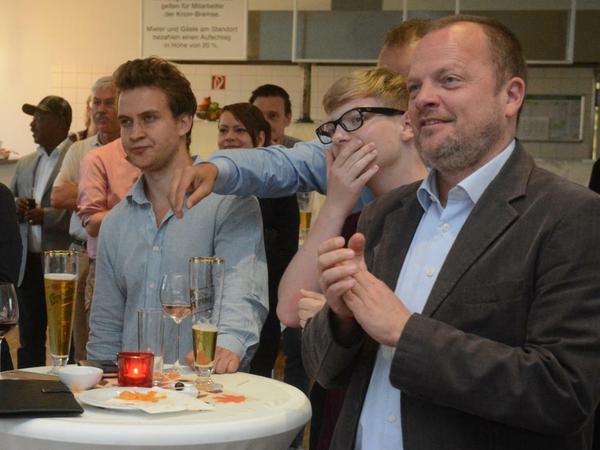 Bei der ersten Prognose konnte Stefan Komoß (rechts) noch hoffen - doch viele Genossen waren schon entsetzt.