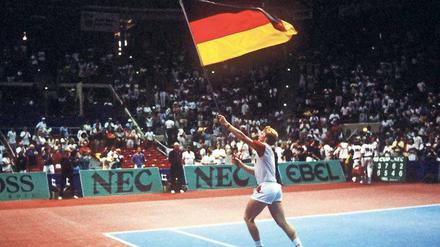 Schwarz-Rot-Becker. 1987 schafft Deutschland in Hartford den Klassenerhalt gegen die USA. Ein Jahr später folgt der erste Titelgewinn im Davis Cup für ein deutsches Team. 