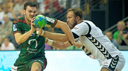 Petar Nenadic (links) stellte gegen Minden den 10-Tore-Vorsprung her.