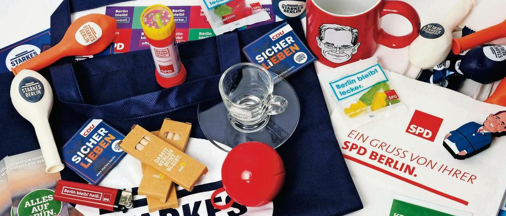 Kleine Geschenke erhalten die Freundschaft. Die Parteien hoffen mit Hilfe der Präsente noch ins Gespräch über Inhalte zu kommen.